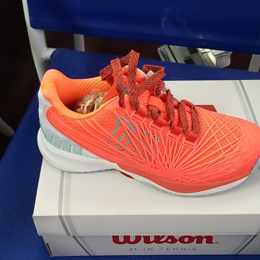 Tennis shoes
